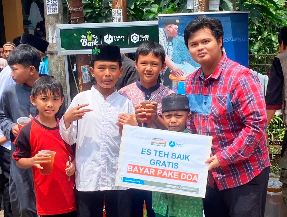 ZAKAT BAIK TEBAR SYI’AR KEBAIKAN DENGAN BERBAGI ES TEH BAIK DI JUM’AT BERKAH ZAKAT BAIK TEBAR SYI’AR KEBAIKAN DENGAN BERBAGI ES TEH BAIK DI JUM’AT BERKAH