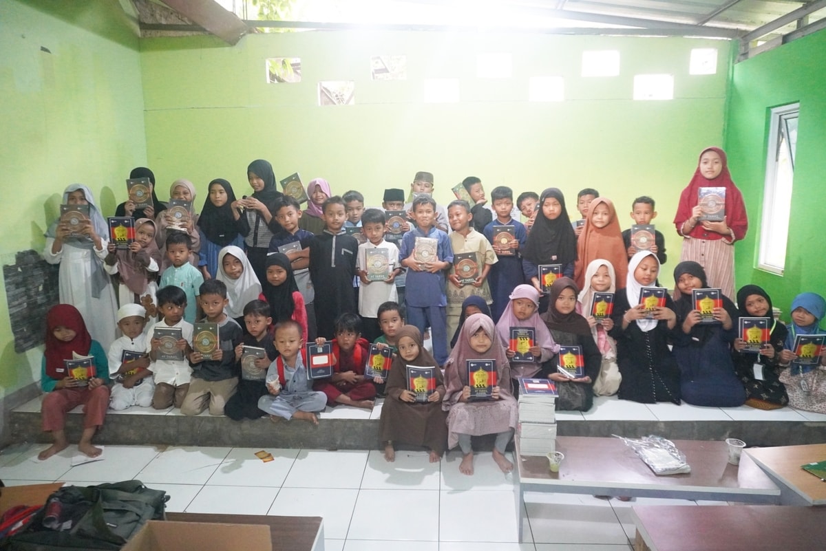 Semangat Mengaji Tak Pernah Padam, Zakat Baik Salurkan 70 Al-Qur'an dan 100 Iqra untuk Tiga TPQ di Duren Seribu Semangat Mengaji Tak Pernah Padam, Zakat Baik Salurkan 70 Al-Qur'an dan 100 Iqra untuk Tiga TPQ di Duren Seribu