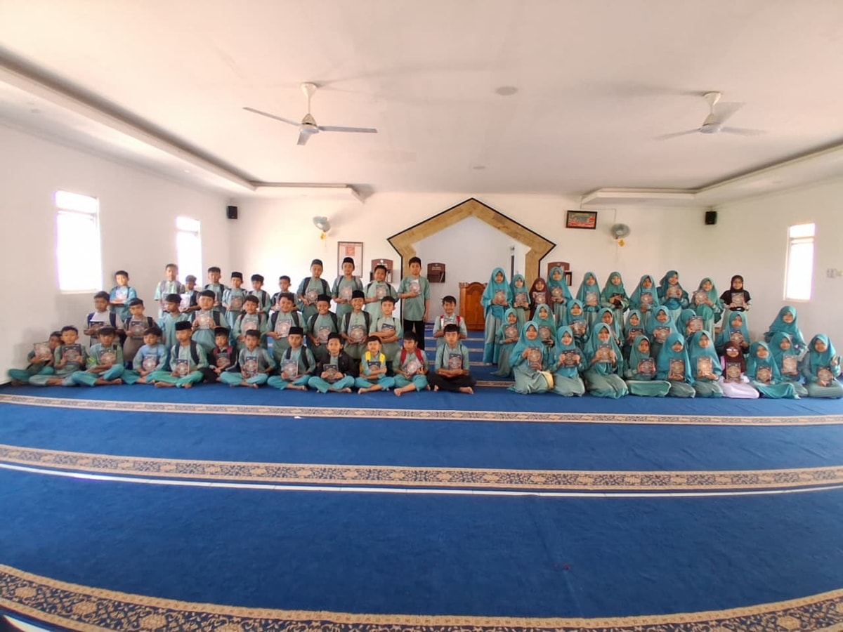 100 Mushaf Al-Qur’an Menyapa Markaz Al-Ittihad Bandung, Menyalakan Semangat Generasi Qur’ani di Bojongkunci 100 Mushaf Al-Qur’an Menyapa Markaz Al-Ittihad Bandung, Menyalakan Semangat Generasi Qur’ani di Bojongkunci