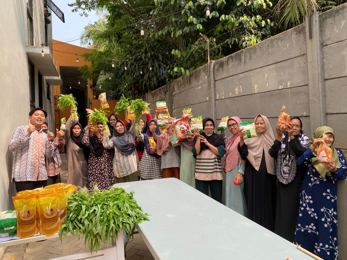 20 Lansia Terima Bantuan Pangan, Silaturahmi Jadi Penguat di Tengah Kondisi Ekonomi 20 Lansia Terima Bantuan Pangan, Silaturahmi Jadi Penguat di Tengah Kondisi Ekonomi