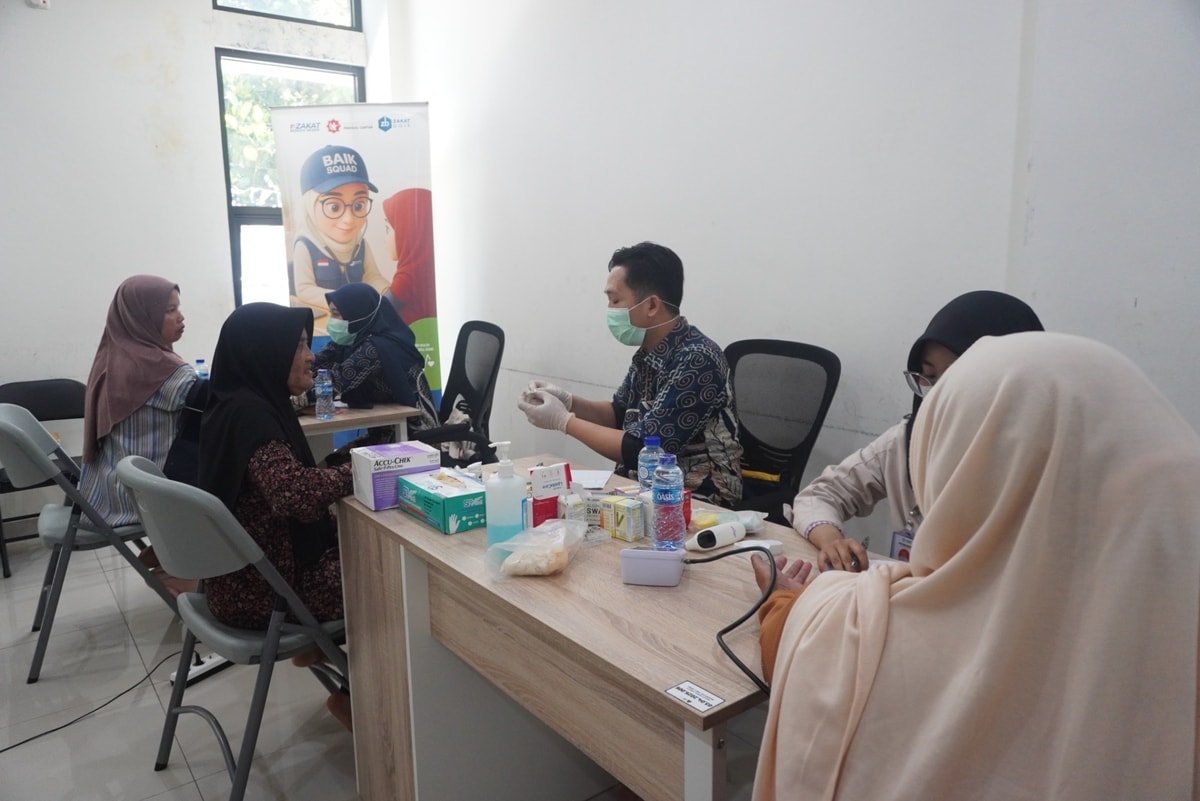 ZAKAT BAIK GELAR KHAIRUKUM MEDICAL CENTER DIPENGHUJUNG TAHUN, SEKALIGUS BENTUK KOMUNITAS LENTERA LANSIA ZAKAT BAIK GELAR KHAIRUKUM MEDICAL CENTER DIPENGHUJUNG TAHUN, SEKALIGUS BENTUK KOMUNITAS LENTERA LANSIA