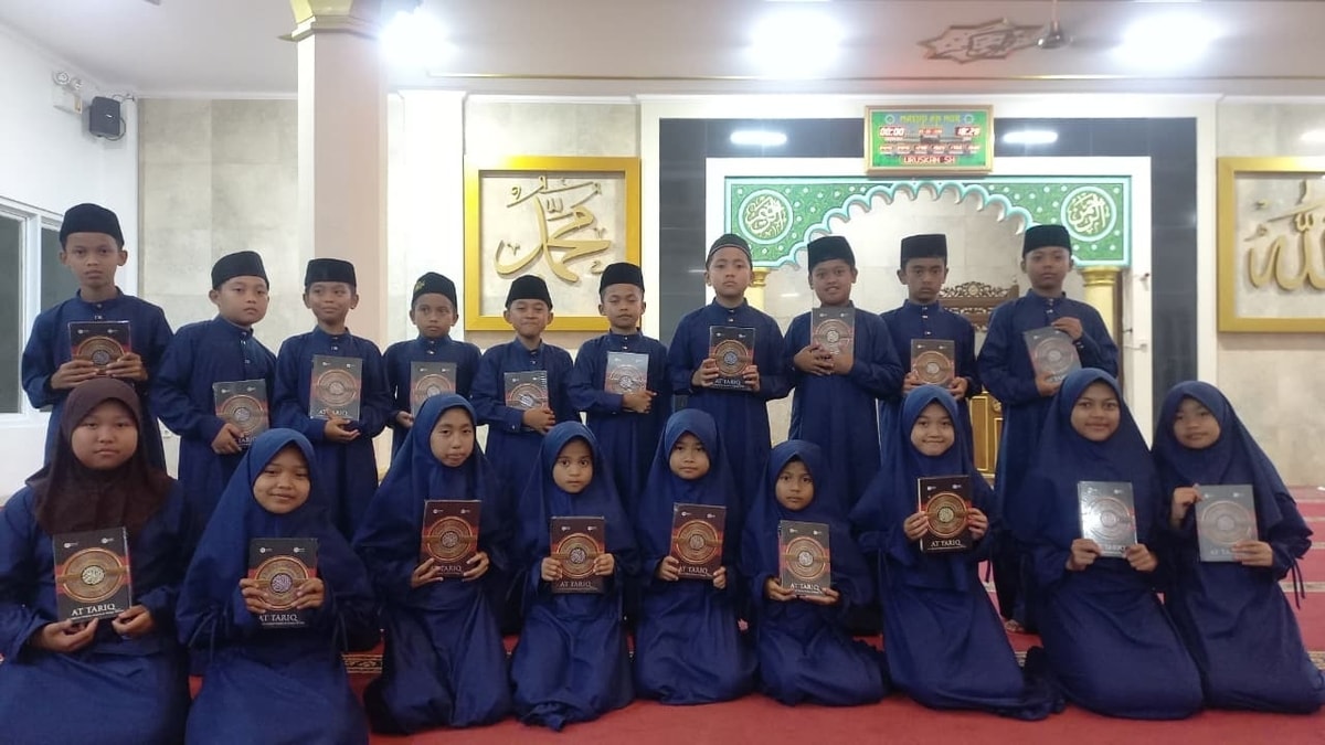 Dukung Pendidikan Agama, Zakat Baik Bagikan Mushaf Al-Qur'an dan Iqro di Kecamatan Tamansari Dukung Pendidikan Agama, Zakat Baik Bagikan Mushaf Al-Qur'an dan Iqro di Kecamatan Tamansari