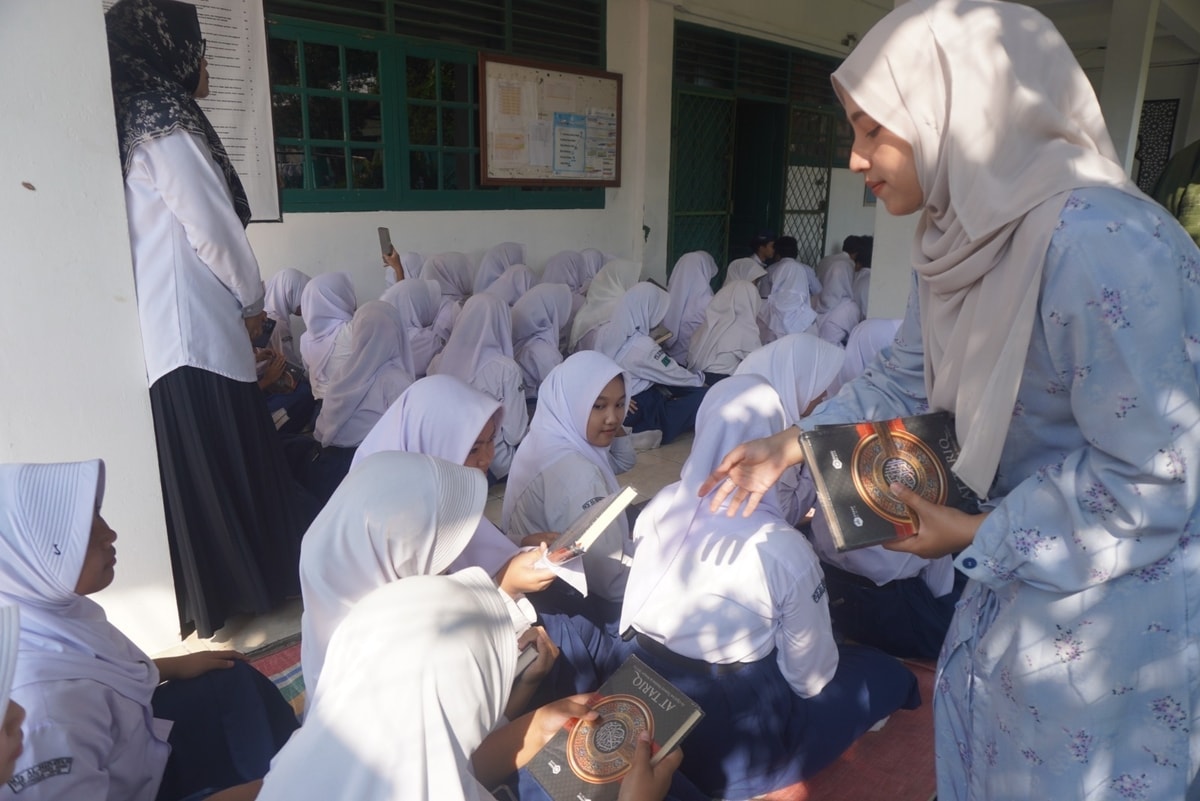Bukan Sekadar Belajar, Siswa SMP Al Hidayah Diajak Peduli dan Berbagi untuk Penghafal Al-Qur’an Bukan Sekadar Belajar, Siswa SMP Al Hidayah Diajak Peduli dan Berbagi untuk Penghafal Al-Qur’an