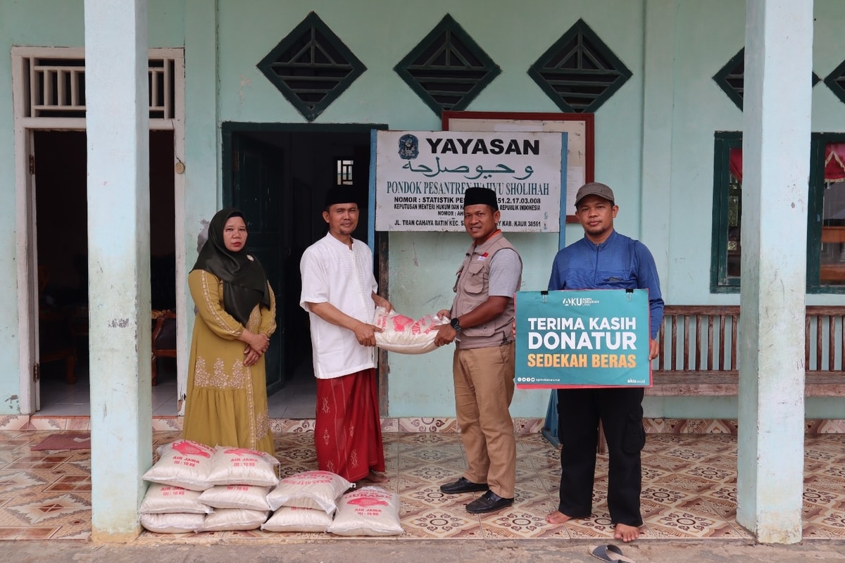 Penyaluran Beras ke Pondok Pesantren Wahyu Sholihah