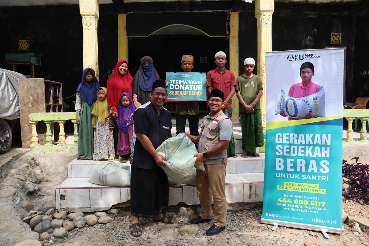 AKU Bagikan 800kg Beras ke Ribuan Santri di Pelosok Bengkulu