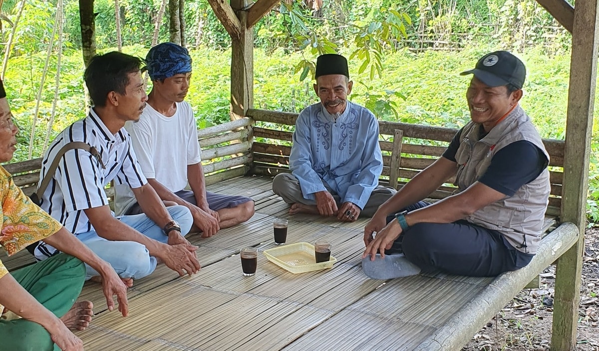 Tim AKU bersama tokoh masyarakat & warga Desa Gunung Anten