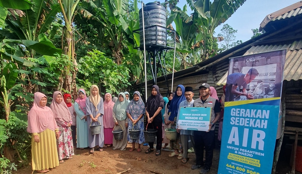 RELA NGANTRI, WARGA KAMPUNG MUALLAF BADUY KINI SENANG DIBUATKAN SUMUR AIR BERSIH