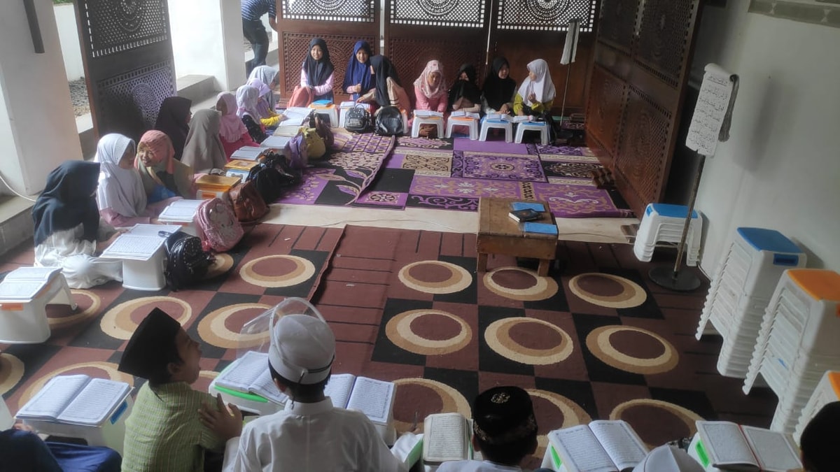 kegiatan santri ketika membaca dan menghafal Quran