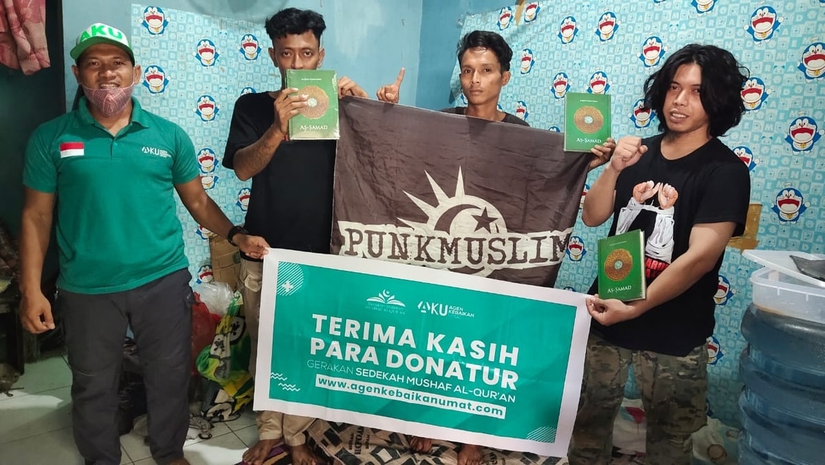 Bukan Santri...kali ini yg menerima Gerakan Sedekah Mushaf adalah anak Punk!