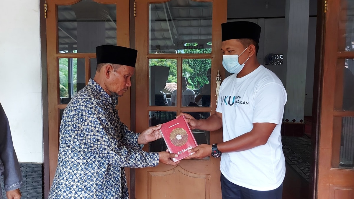 Penyaluran Sedekah Mushaf Al-Qur'an di Masjid Jami Al-Mutarohimin Saketi, Pandeglang