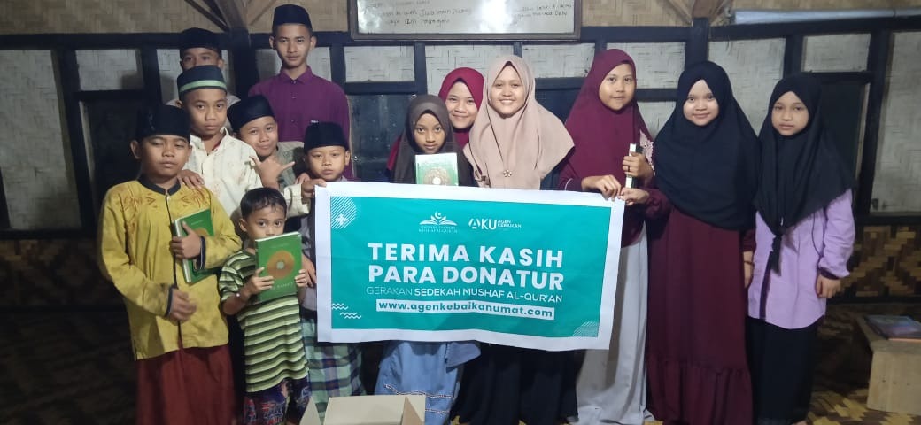 Penyaluran Sedekah Mushaf Al-Qur'an Di Ponpes Al-Ikhlas kp Kadu jangkung desa wanti sari kecamatan Leuwidamar