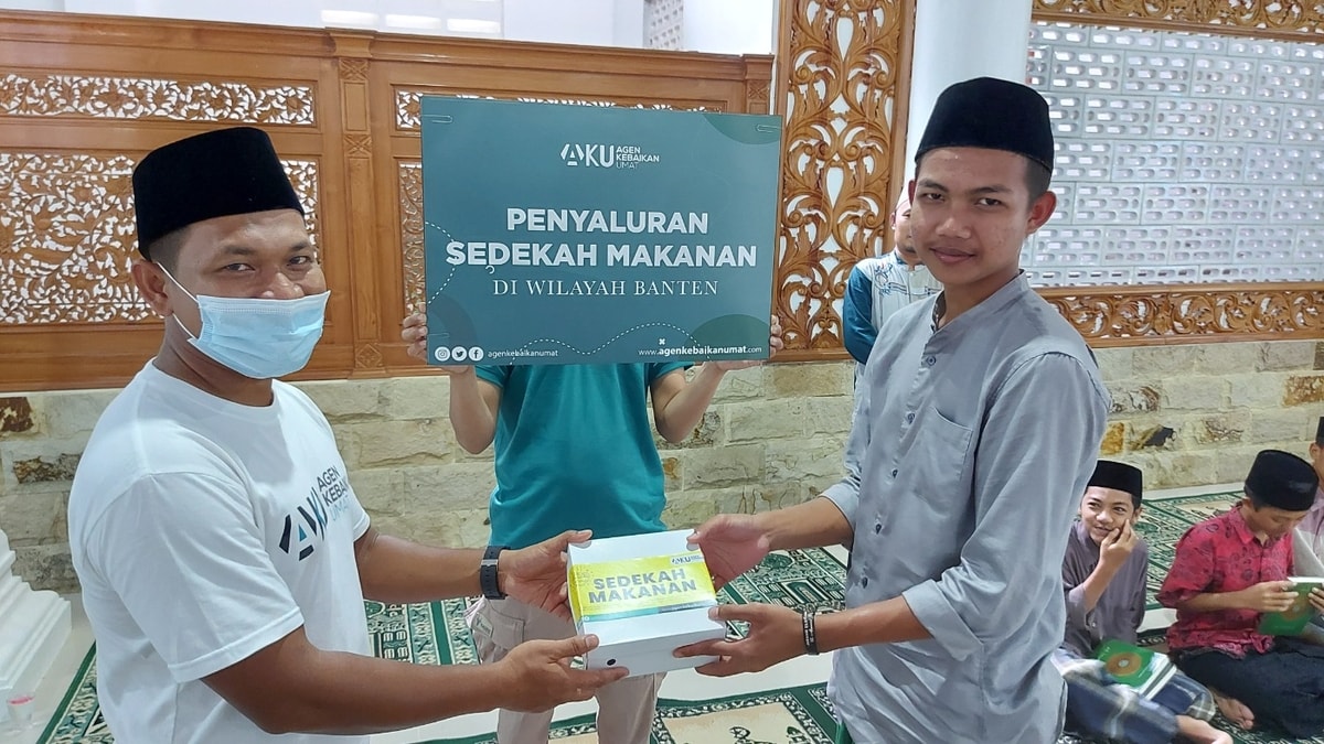 Penyaluran Sedekah Makanan di  Pesantren Al-Ihya Kaduronyok, Pandeglang - Banten