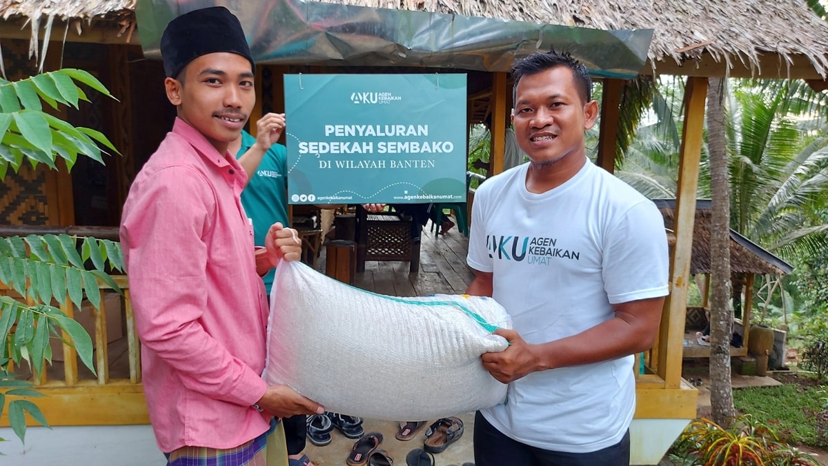 Penyaluran Sedekah Sembako di Pesantren Mabda’ul Qur’an pandeglang - Banten