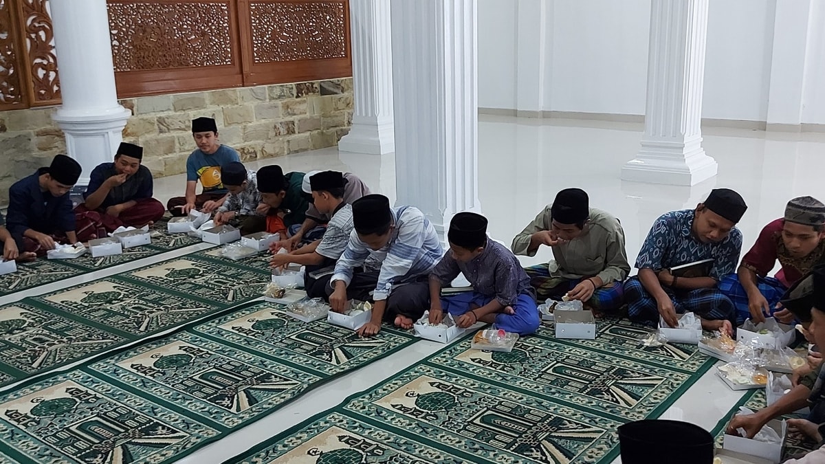 Penyaluran Sedekah Makanan di  Pesantren Al-Ihya Kaduronyok, Pandeglang - Banten