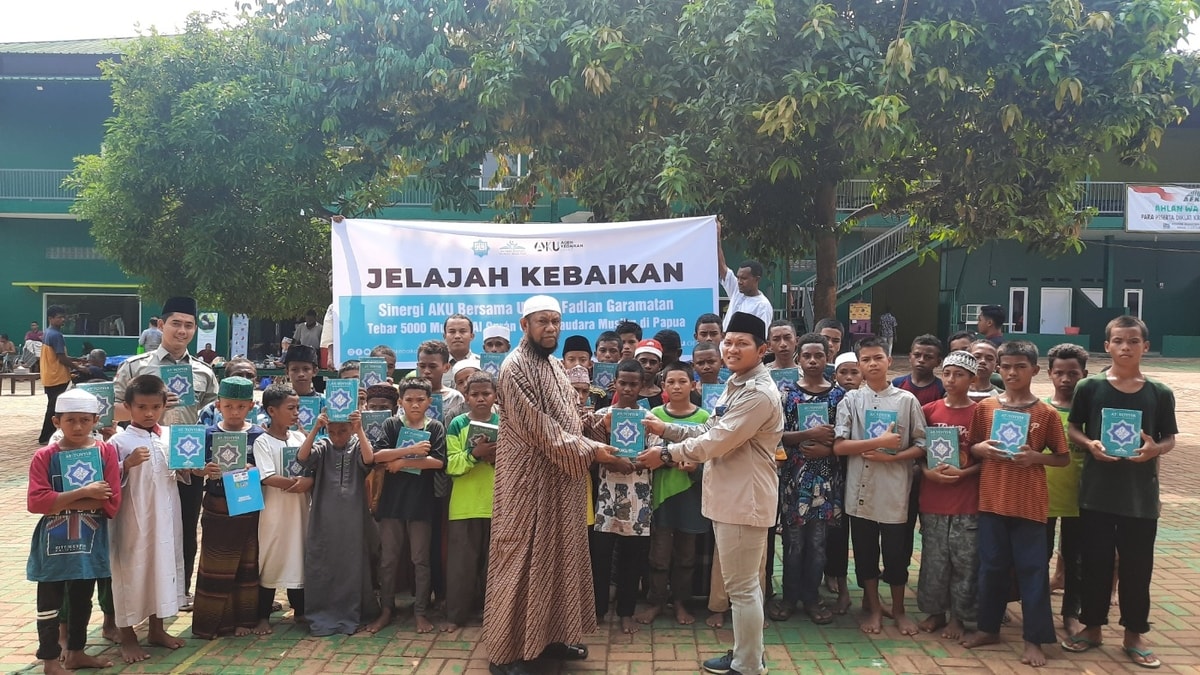 Spektakuler! Terobos Ujung Pelosok Tanah Air,  Satu Kontainer Mushaf Al Quran Mendarat di Papua