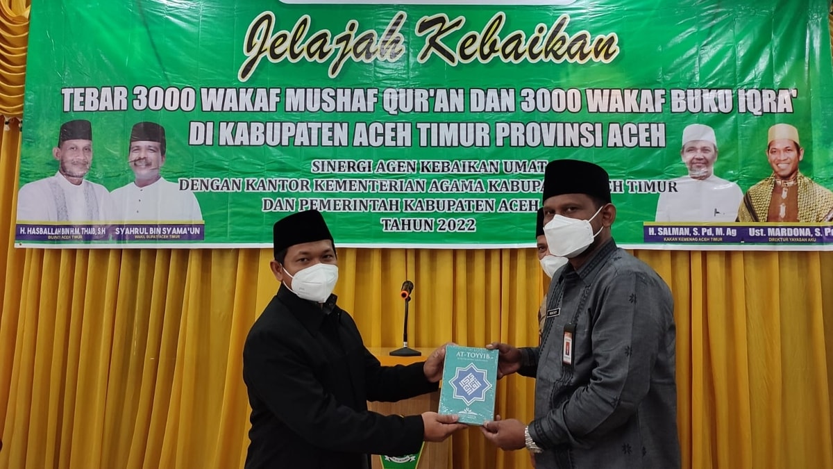 Kemenag Aceh Timur Serahkan Wakaf Alquran dari Yayasan AKU ke Pondok Pesantren dan TPQ