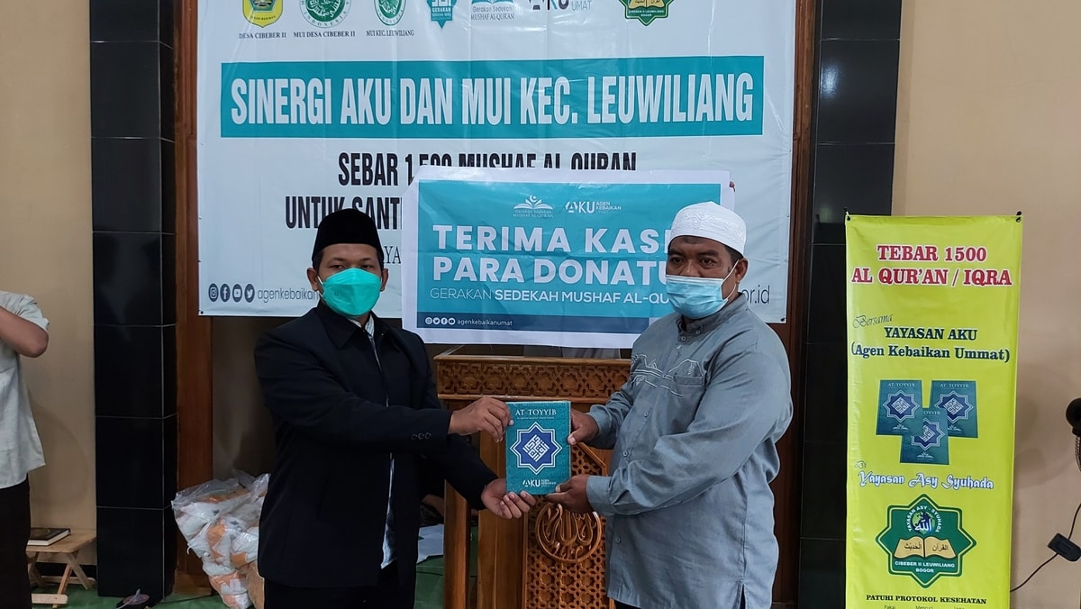 Serah terima mushaf al quran bersama Ketua Yayasan Asy Syuhada