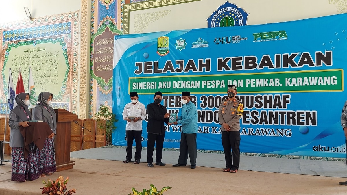 Serah terima Mushaf Al Quran kepada ketua MUI tingkat kabupaten karawang Dr. K.H Tajuddin Nur