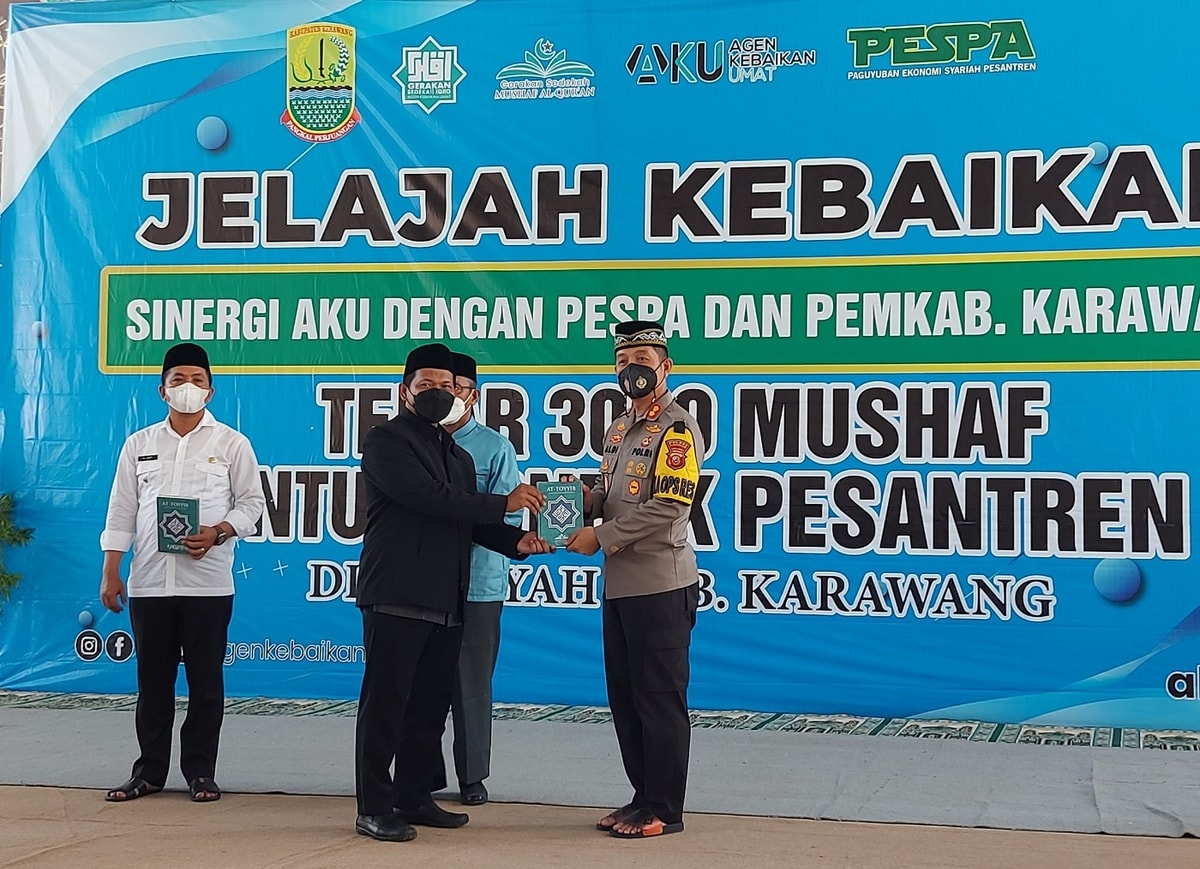 Serah terima Mushaf Al Quran kepada Kapolres Karawang AKBP Aldi Subartono SH, S.I.K, MH