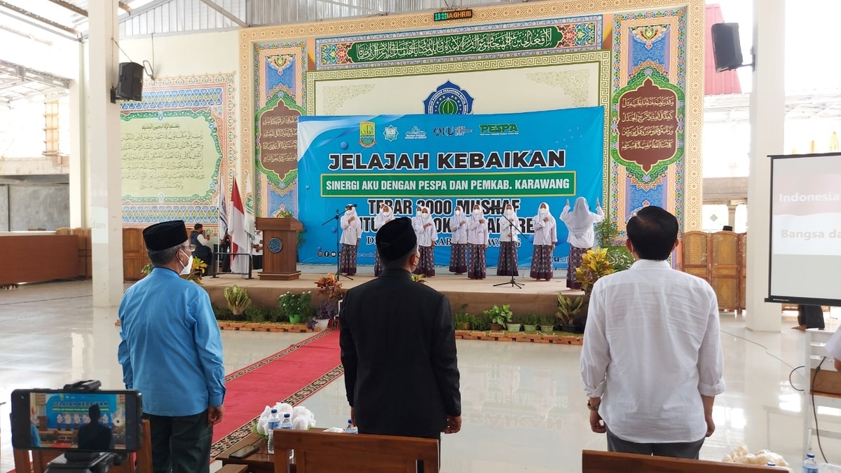 Menyayikan lagu Indonesia Raya