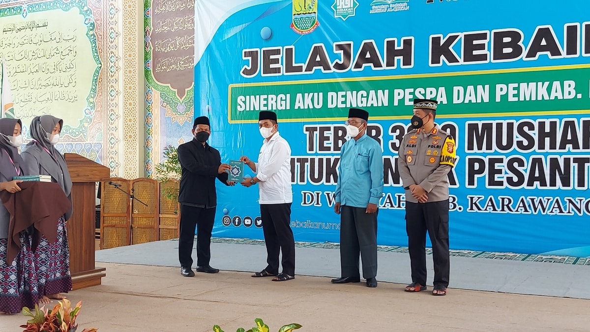 Serah terima Mushaf Al Quran kepada Wakil Bupati Kabupaten Karawang KH. Aep Syaepuloh S.E