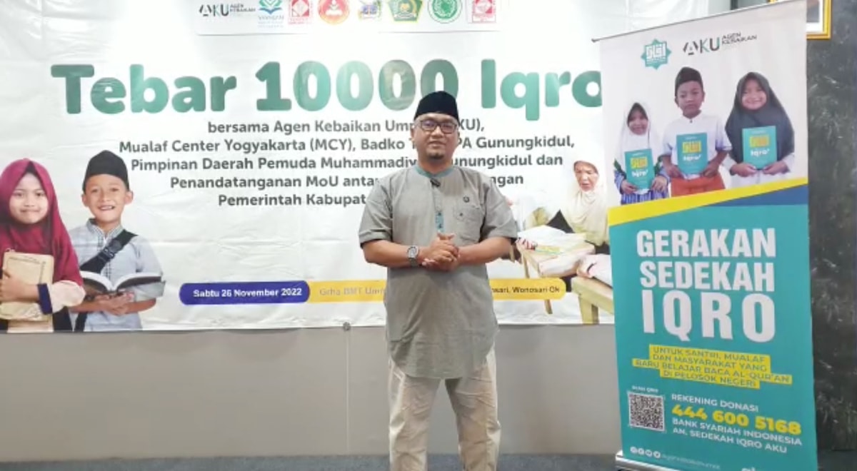 BERSAMA MUALAF CENTER YOGYAKARTA AKU DATANGI DESA BINAAN MUALLAF MEMBAGIKAN BUKU IQRO