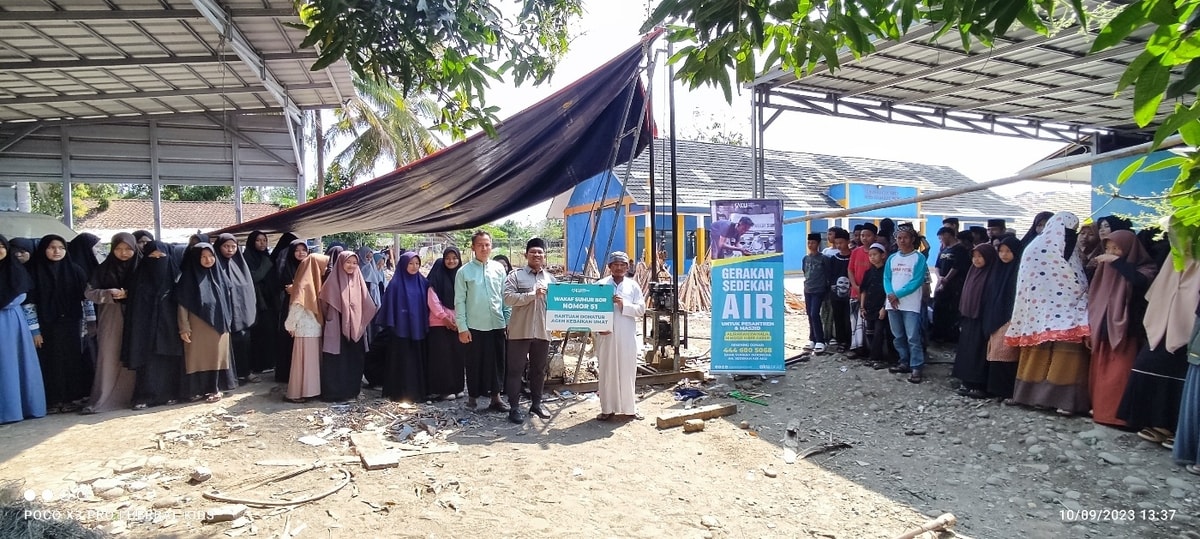 peresmian sumur Ponpes Daarul Qur’an Hajjah Satinem