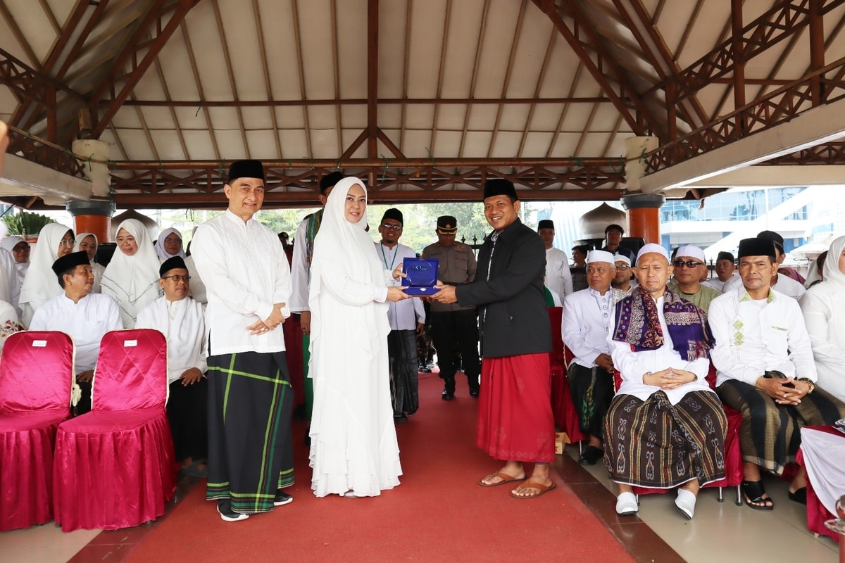 Kenang-kenangan dari Yayasan AKU ke  Bupati Pandeglang ibu Hj. Irna Narulita Erna S.E, M.M