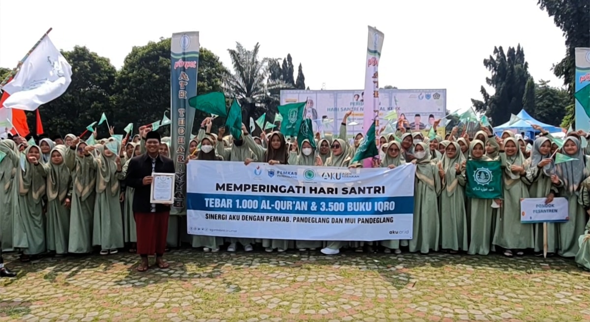 Bersama Ribuan Santri dan Bupati Pandeglang, Agen Kebaikan Umat Merayakan Hari Santri Nasional Dengan Membagikan Ribuan Al Quran dan Buku Iqro