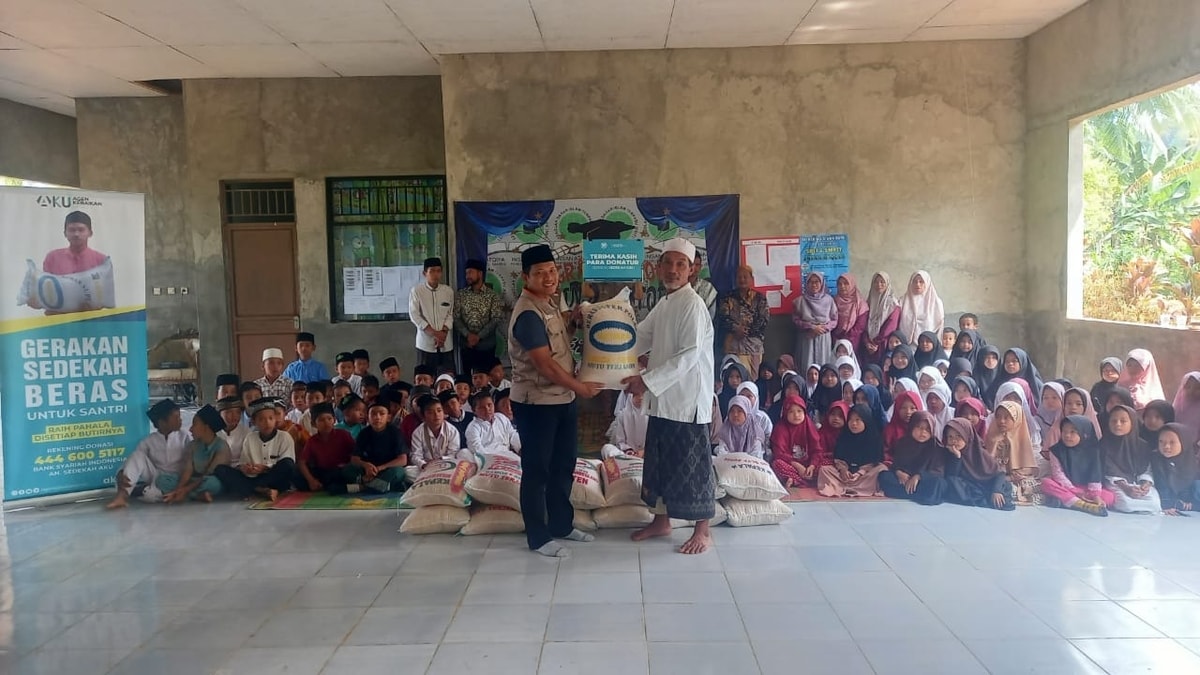 Bantu Santri di Pelosok, AKU Bagikan Beras ke Ratusan Santri Pondok Pesantren di Pandeglang Banten