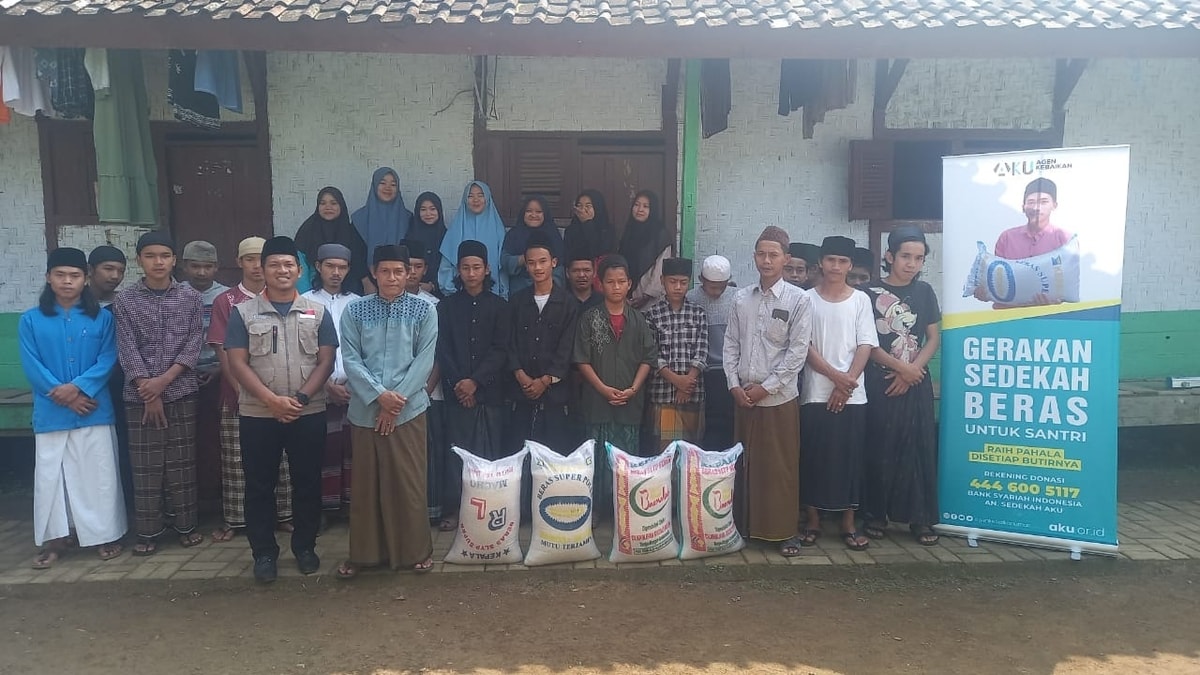 Penyaluran beras di Ponpes Miftahul Huda As Syamhudiyyah di Kampung Turus Gembrong, Desa Cikoneng, Kec. Mandalawangi