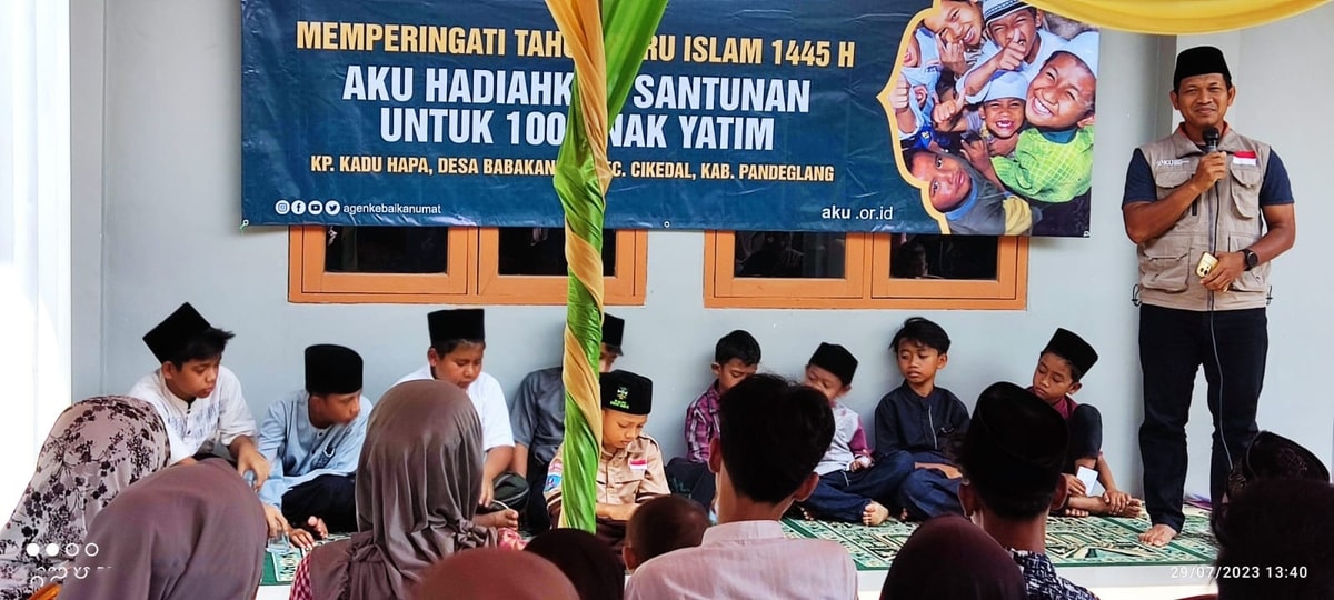 Sambut Bulan Muharam 1445 H AKU, Salurkan Santunan Yatim, Beras, Sumur Air Bersih dan Al Quran kepada Ribuan Santri di Pandeglang Banten