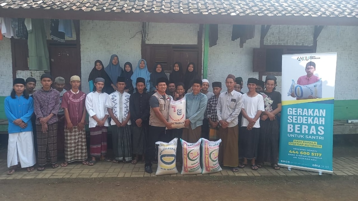 Foto penyaluran beras di Ponpes Miftahul Huda As Syamhudiyyah di Kampung Turus Gembrong, Desa Cikoneng, Kec. Mandalawangi