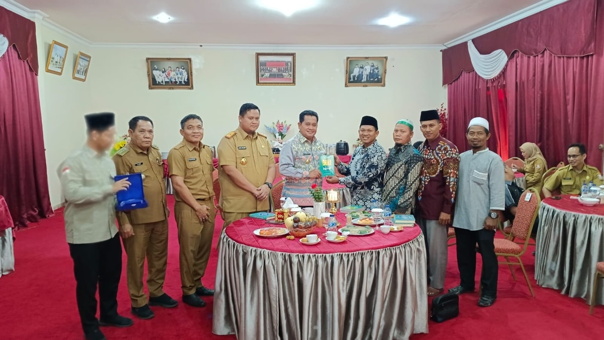 Foto simbolis penyerahan buku Iqro dengan Bupati Banyuasin