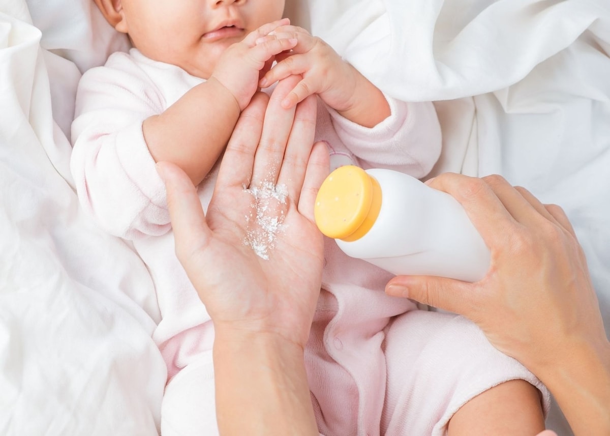 BAHAYA Talc Pada BEDAK BAYI!! Bunda Harus Tahu Cara Tepat Menggunakannya!