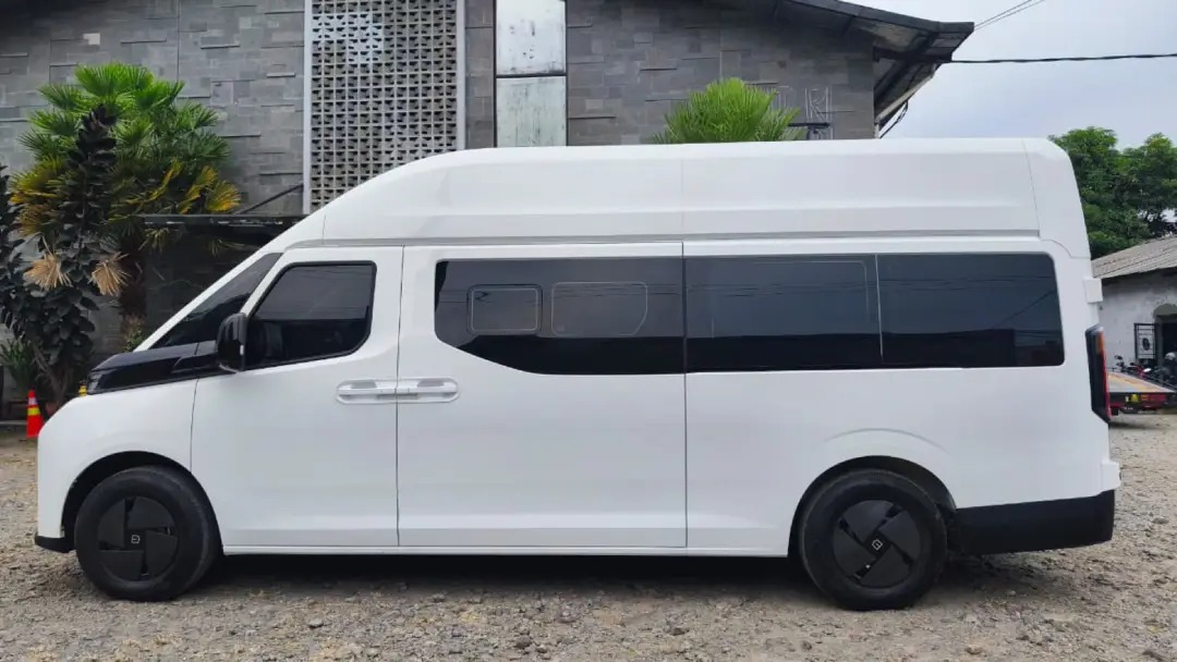 mobil listrik geely farizon sv hight roof
