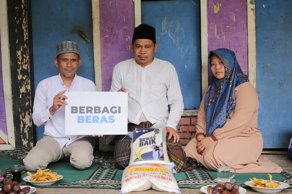 Bantuan beras untuk makan santri Raudhatul Iman