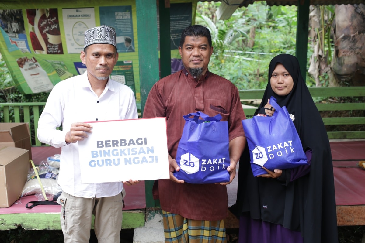 Pemberian Bingkisan Guru Ngaji di PAUD Asy-Syuhada