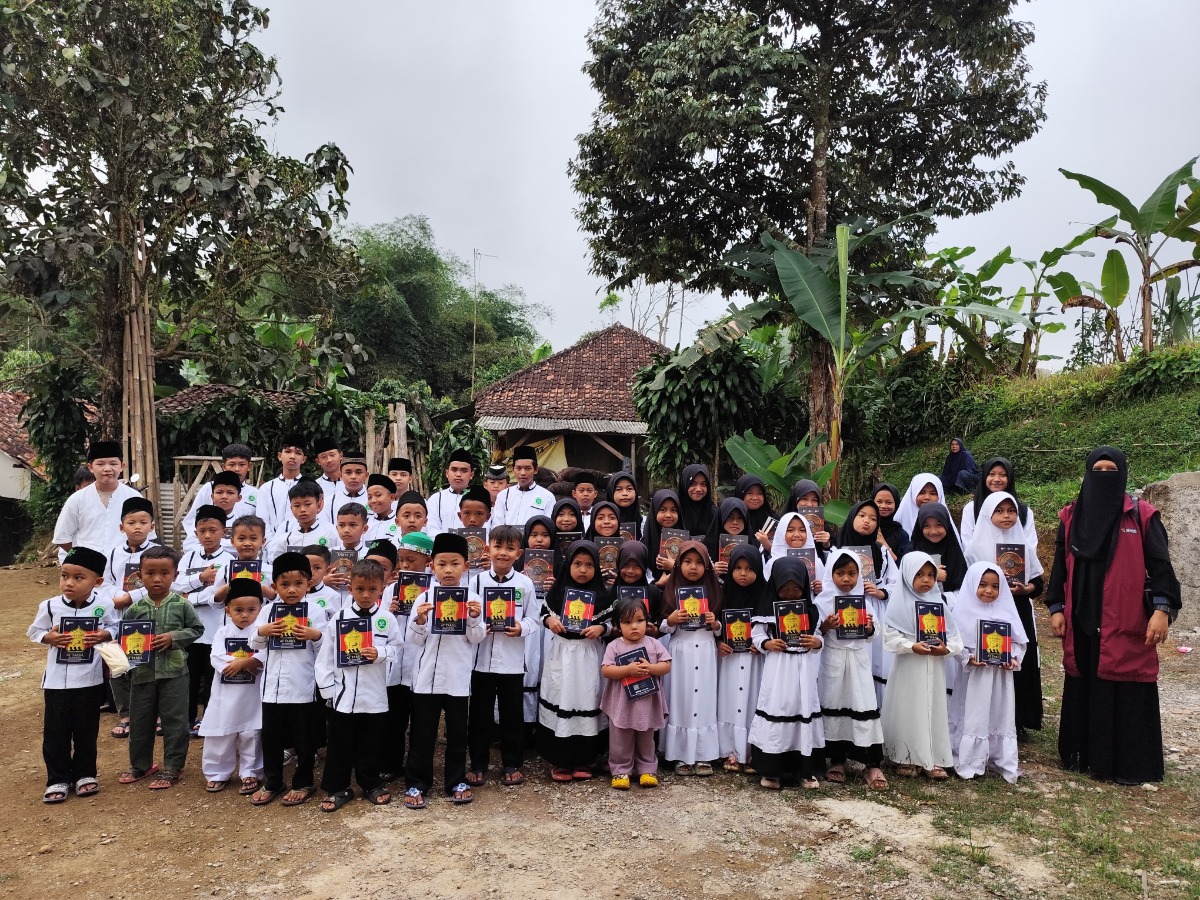 Pembagian Iqro di Pondok Pesantren Al-Mu'tho, Sukabumi