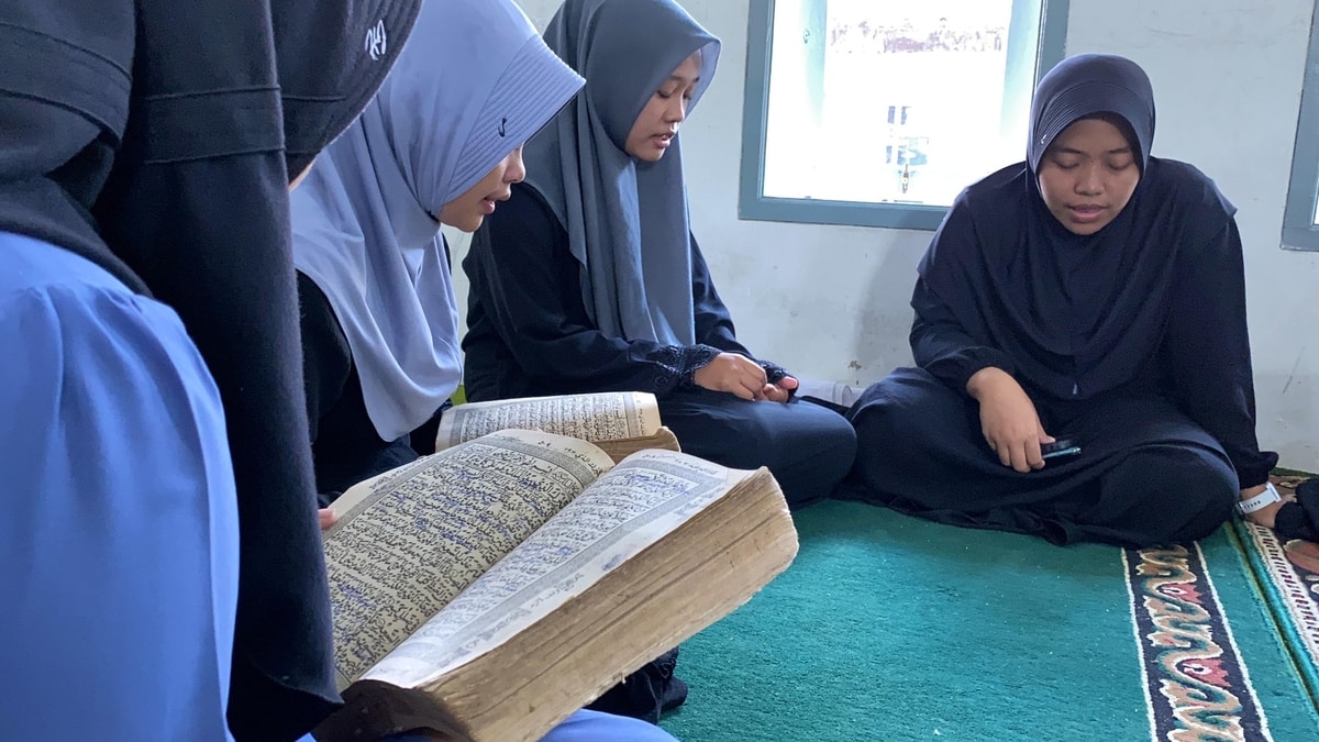 Santri tilawah dengan Al-Quran lama mereka