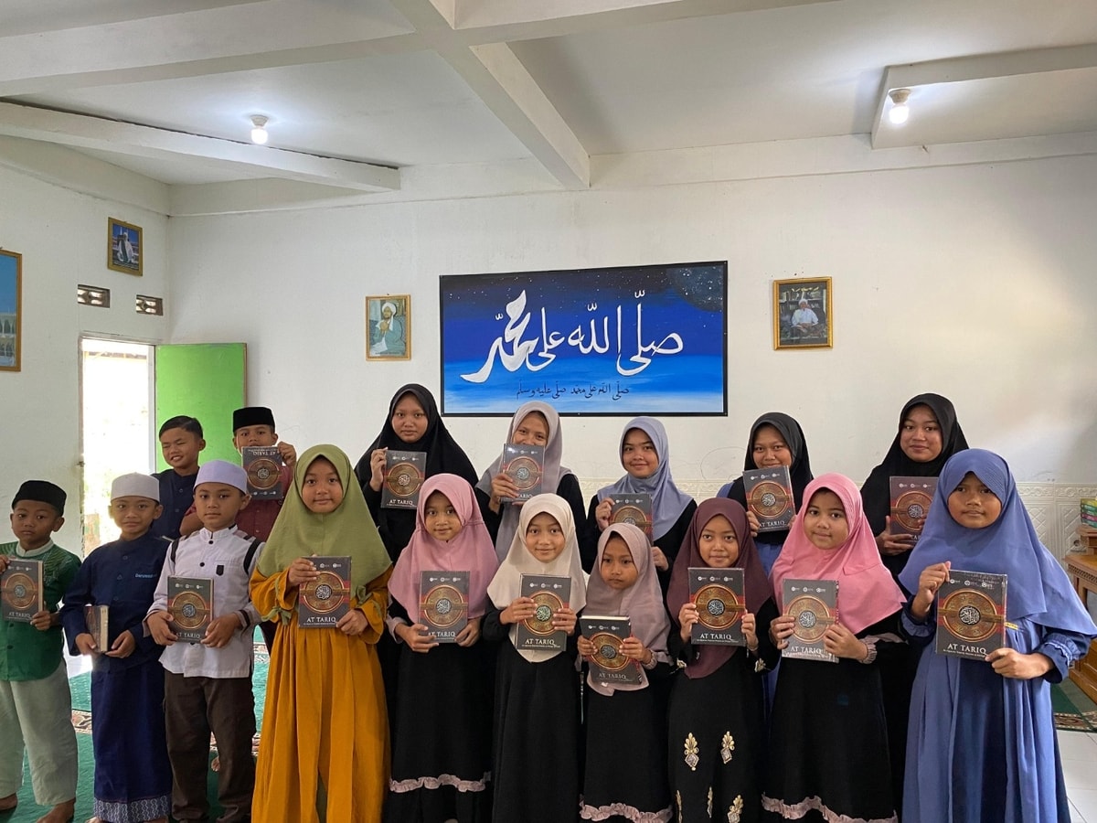 Pembagian Al-Qur'an di Pondok Pesantren Al-Basyariah, Sukabumi