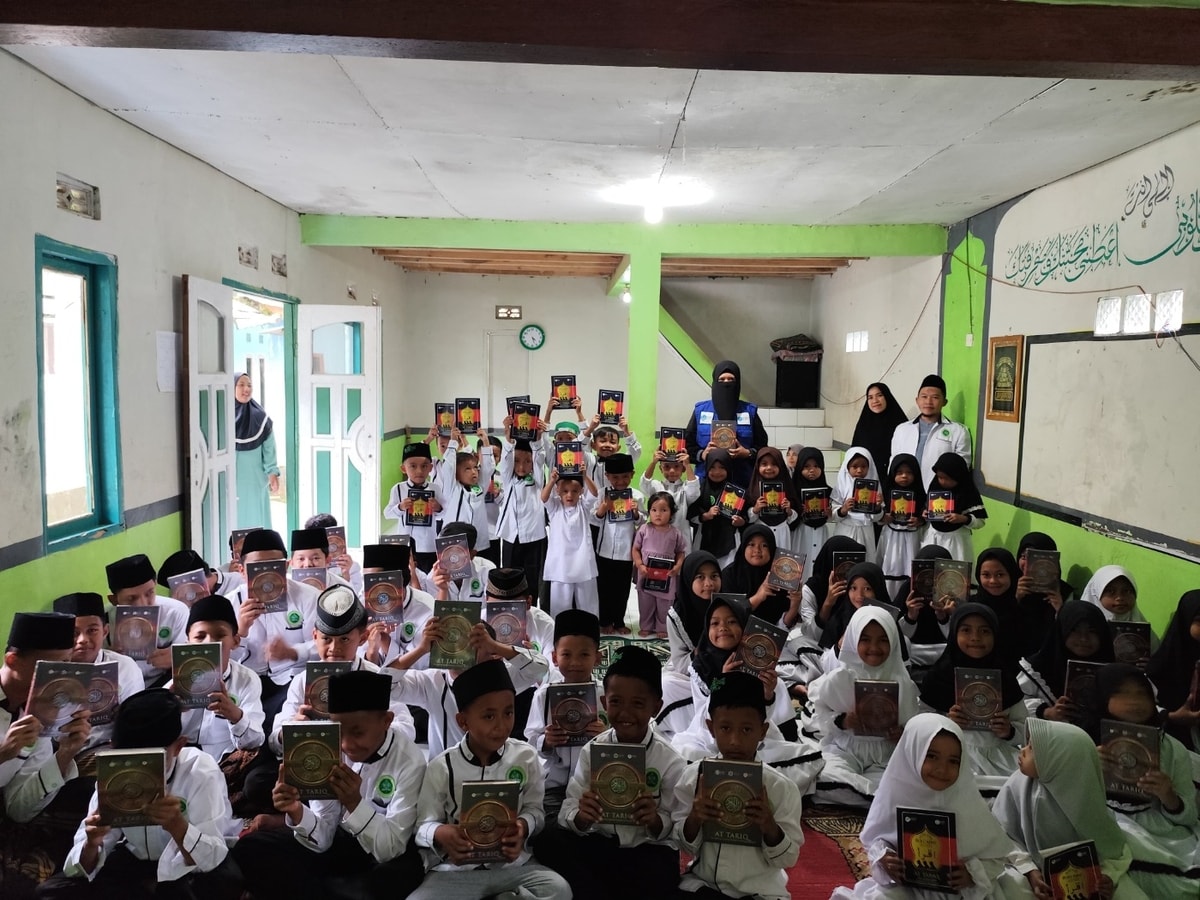 Pembagian Al-Qur'an di Pondok Pesantren Al-Mu'tho, Sukabumi