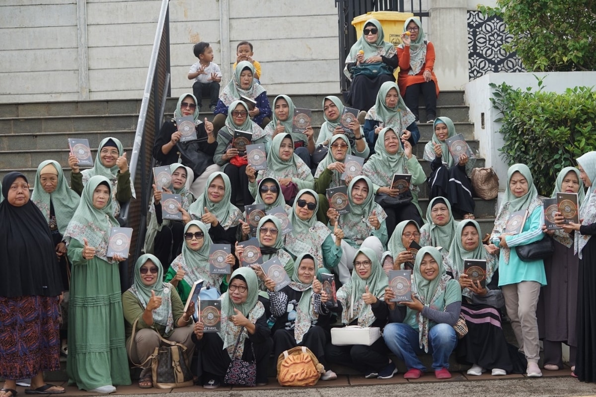 MENGUATKAN IBADAH DI USIA SENJA, ZAKAT BAIK DISTRIBUSIKAN MUSHAF AL-QUR’AN UNTUK LANSIA PADA AGENDA DEPOK SAYANG AMA EMAK