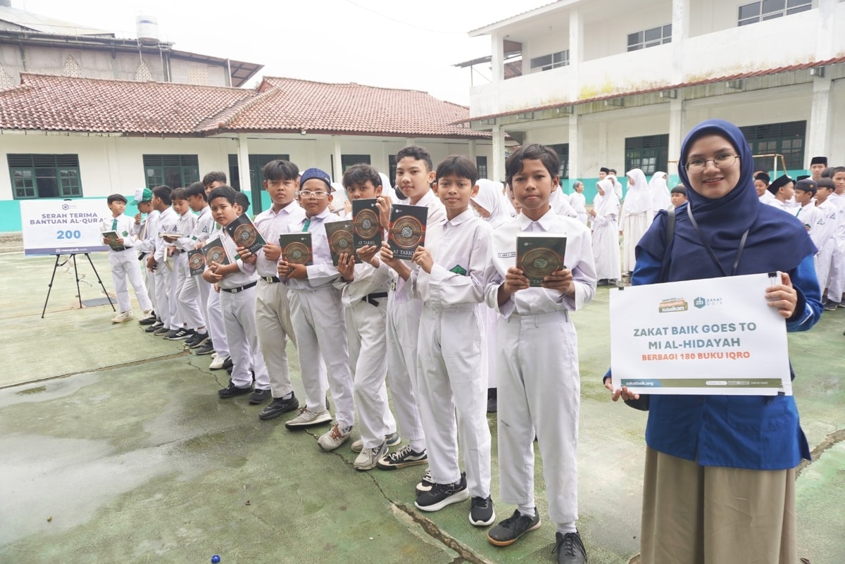 RAMADHAN KE-5, ZAKAT BAIK HADIRKAN 200 MUSHAF AL-QUR’AN DAN 180 BUKU IQRO UNTUK SISWA MI AL-HIDAYAH BOJONGSARI