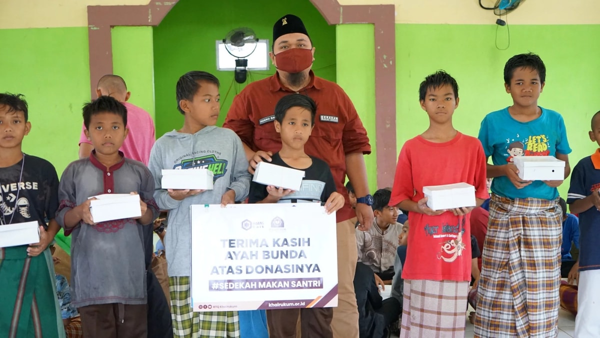 Jelang Akhir Tahun Khairukum Berbagi makan untuk Para Santri Pelosok Banten