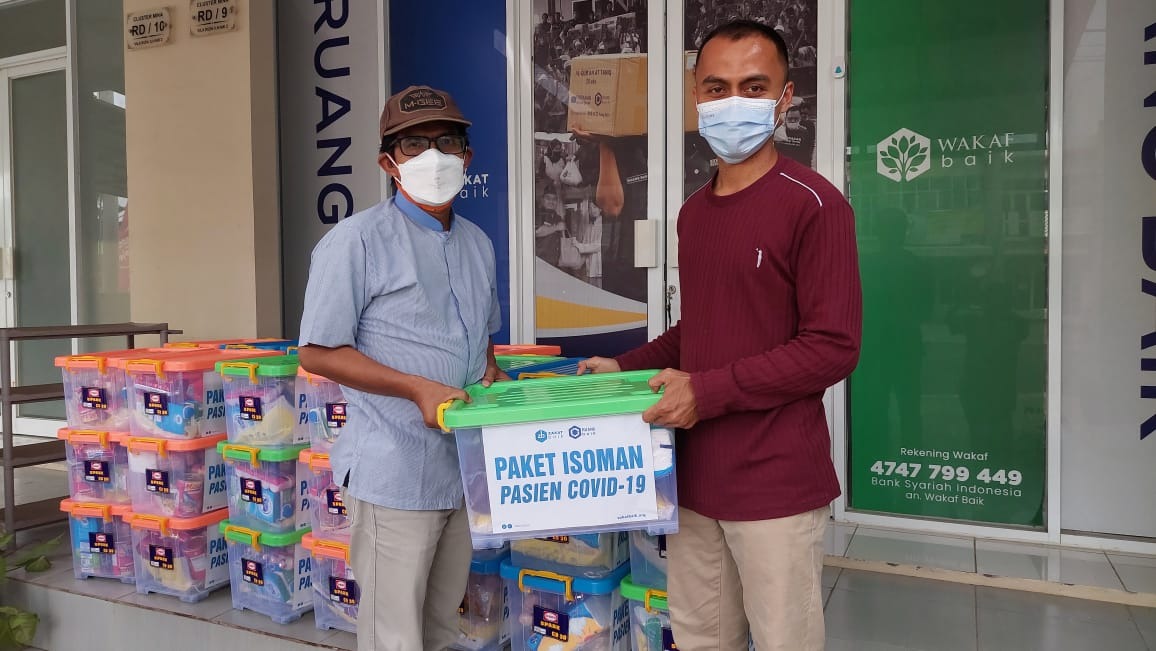 Penyerahan 26 Paket isoman kepada Relawan untuk didistribusikan kepada warga pasien Isoman di Desa Tajurhalang Bogor