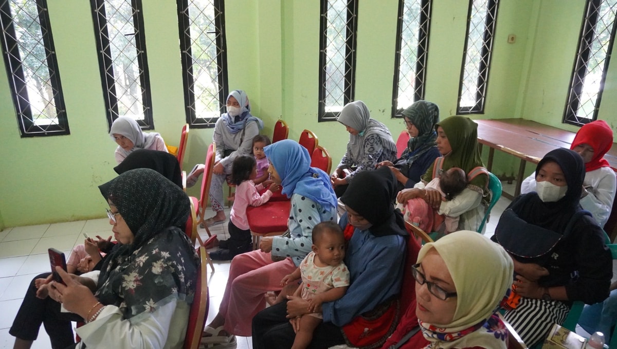 peserta program Kampung Gizi Baik mendengarkan penyuluhan
