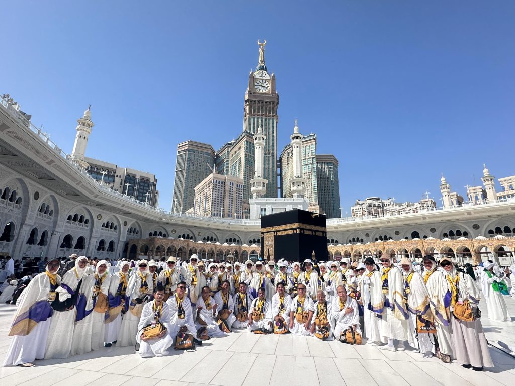 Gambar 2 : Dokumentasi Jamaah Ventour Travel di Tanah Suci