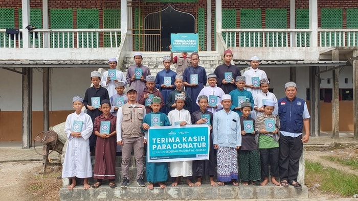 Bantu Ratusan Santri Belajar Al Qur’an, AKU Salurkan Al Qur’an dan Buku Iqro di Pandeglang