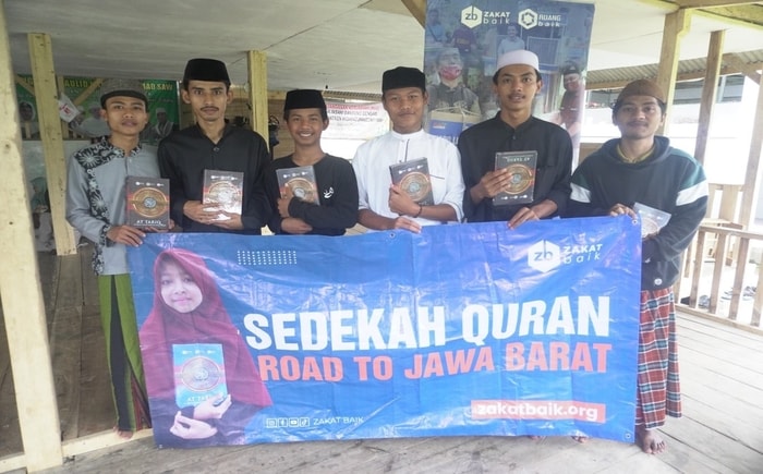 Penyaluran Mushaf Al Quran dan Buku Iqro ke Ponpes Hidayatunnidzommiyah